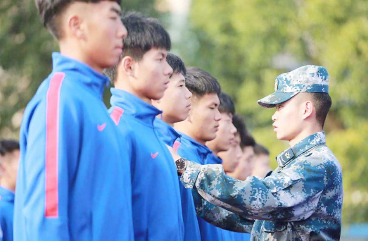 كرة القدم الصينية تمزج بين التدريب العسكري ومبادئ الحزب الشيوعي