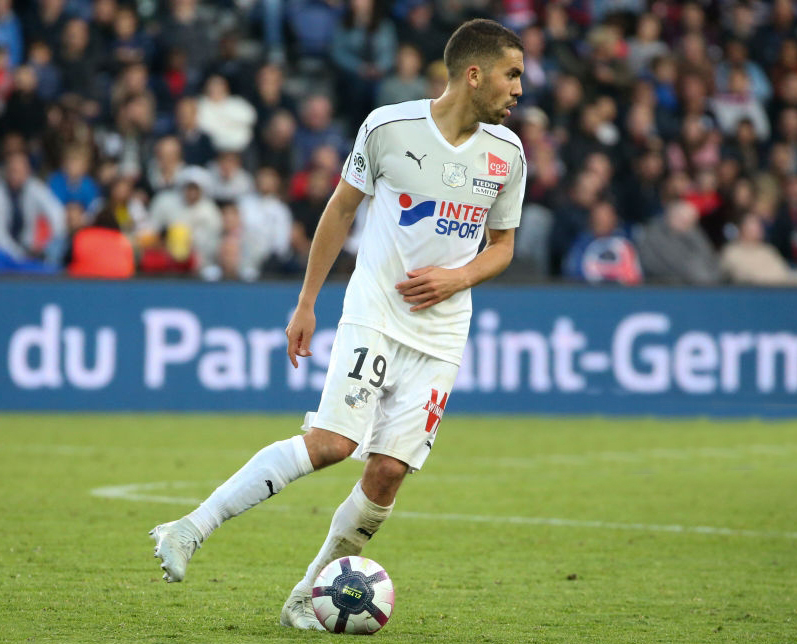 الحجام يبتعد عن الكان