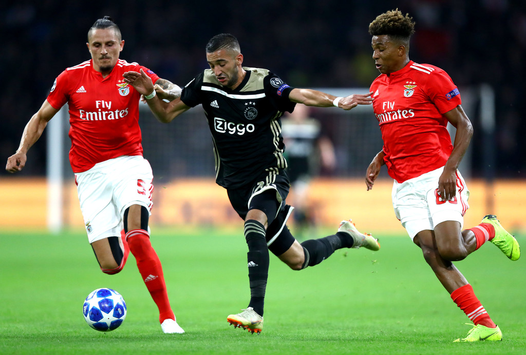 زياش وبونو ضمن قائمة أفضل 11 لاعبا عربيا