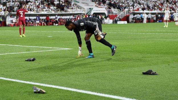معاقبة الإمارات بسبب رمي الأحذية في المباراة ضد قطر في كأس آسيا