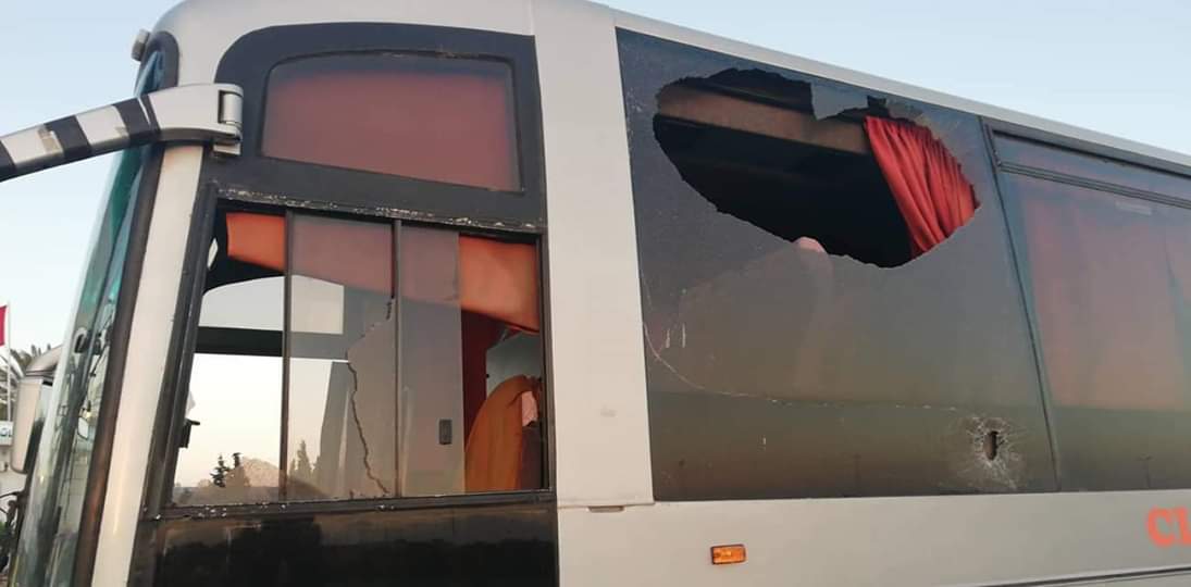 بالصور.. إعتداءات على حافلة جمهور الوداد