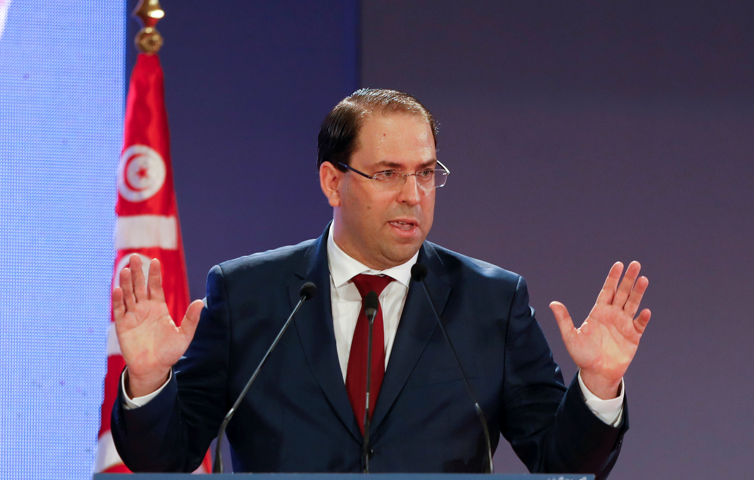 رئيس الحكومة التونسية يتطاول على الكونفدرالية الافريقية لكرة القدم
