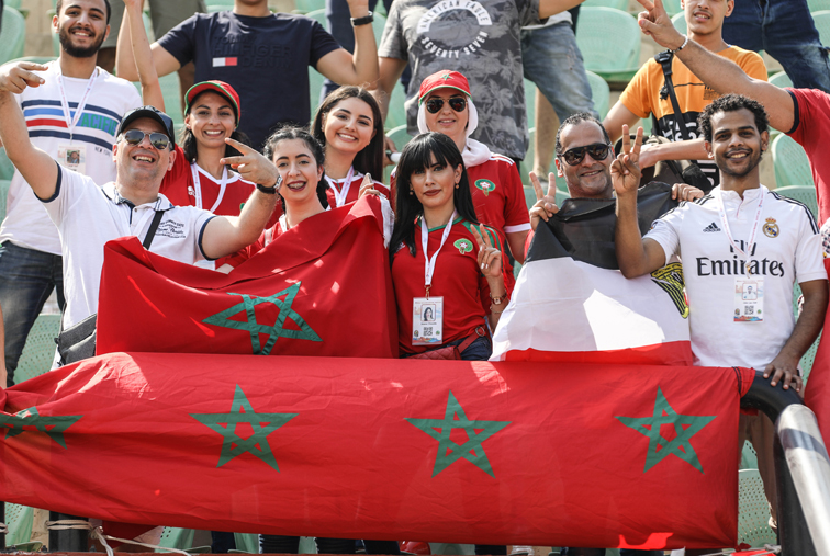 إنتعاش تجارة الأعلام المغربية بملعب السلام