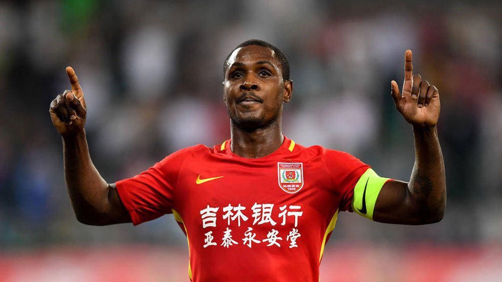 ناد صيني يعاقب هداف كأس إفريقيا لمنشوراته على مواقع التواصل