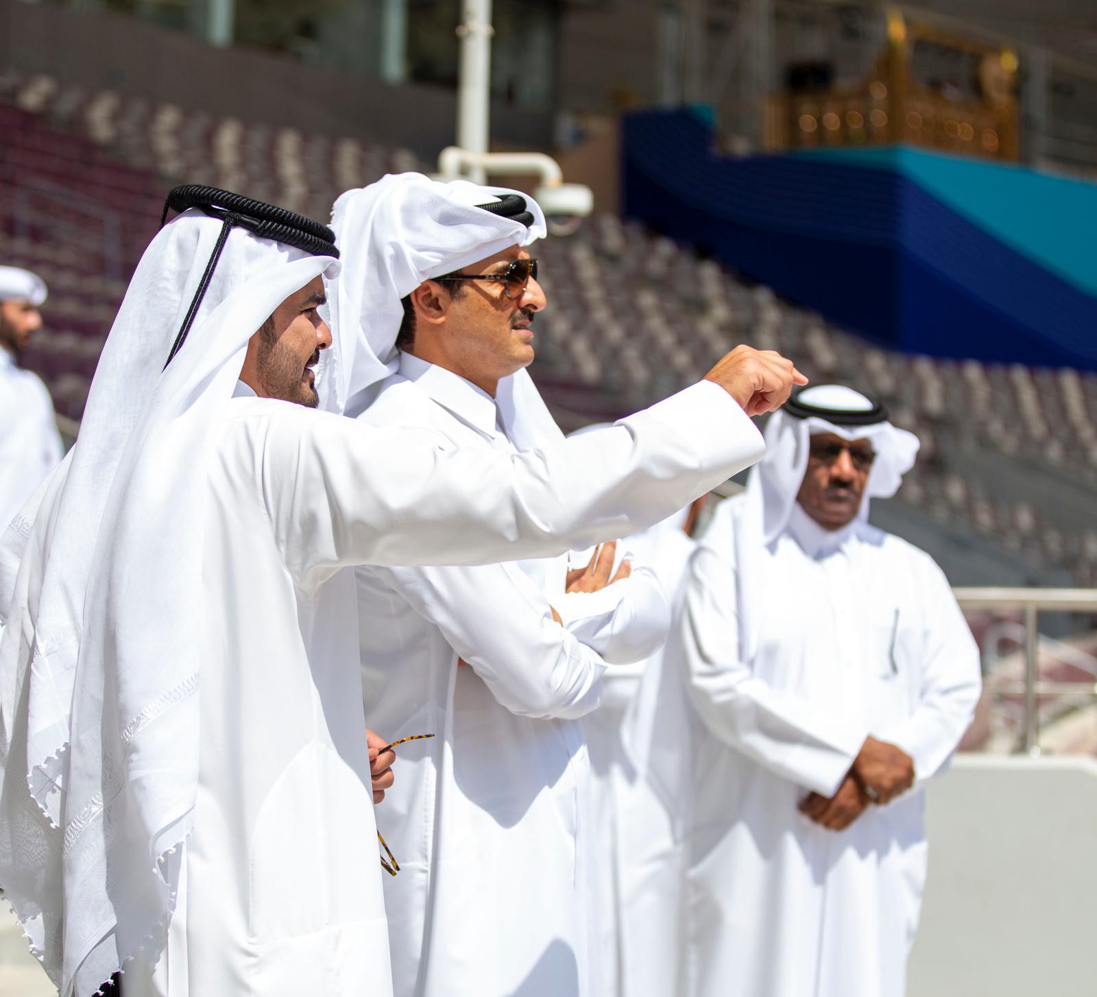 أمير قطر يتفقد ملعب مونديال ألعاب القوى