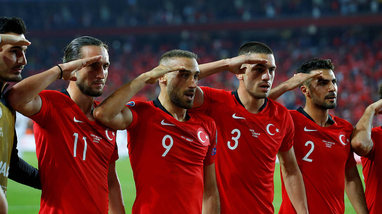  فيفا  سينظر في معلومات عن أداء لاعبين أتراك التحية العسكرية