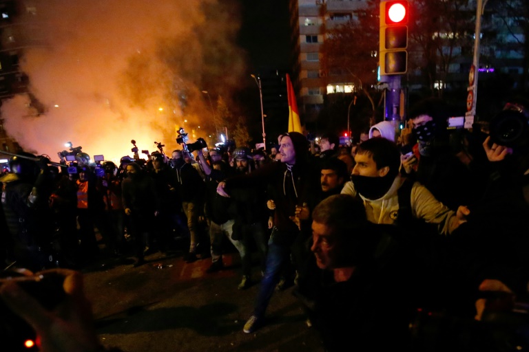 برشلونة وريال يعودان لكرة القدم بعد  كلاسيكو  الاحتجاجات