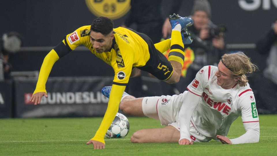 حكيمي وضع الحكم والـ فار  معا في ورطة