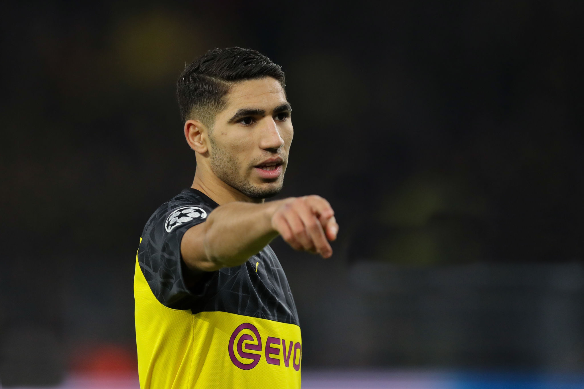 حكيمي يواصل زحفه الأصفر