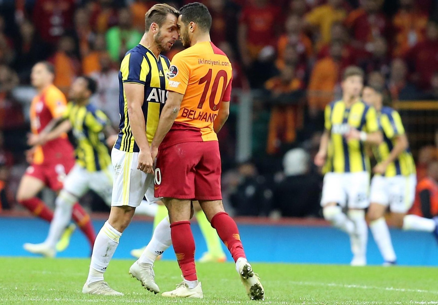 الملاكم بلهندة..11 بطاقة حمراء !!