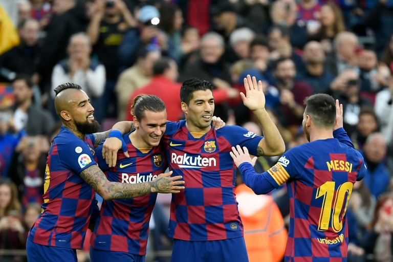 برشلونة يفكر في خفض أجور لاعبيه لمقاومة تداعيات كورونا