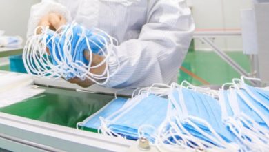 كوڤيد 19: شاب من الحسيمة يصنع كمامات ويوزعها على المسنين والعجزة