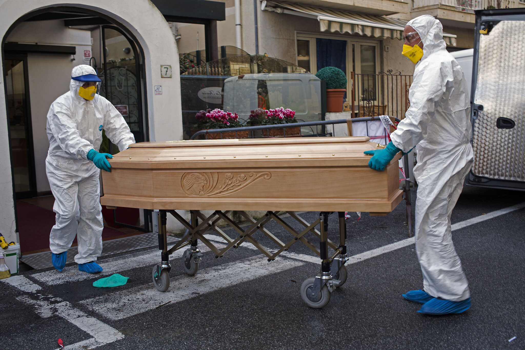 فرنسا: حصيلة الوفيات بفيروس كورونا تتجاوز 10 آلاف وفاة