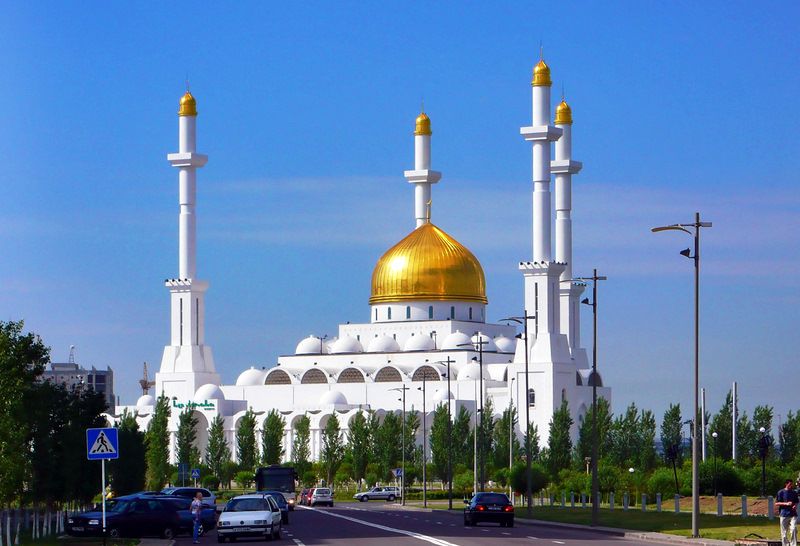 كازاخستان تعيد فتح المساجد والفنادق والمطاعم وتشغيل قطارات الركاب