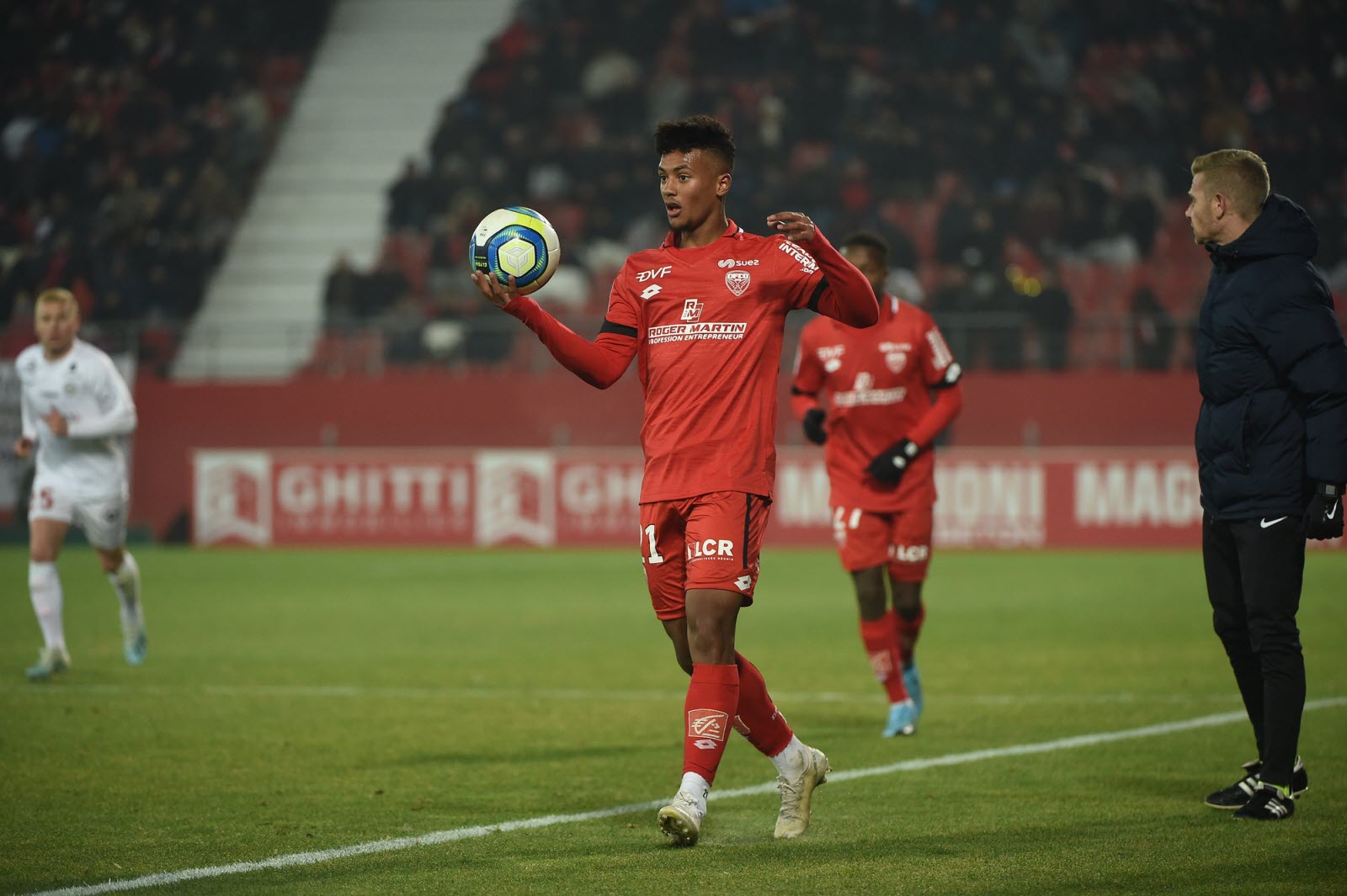 أسطون فيلا الأقرب لضم شويعر