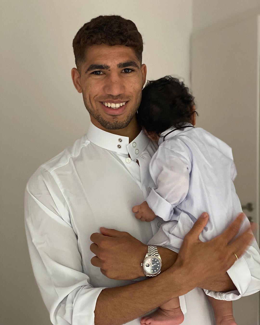 تهنئة خاصة لحكيمي بمناسبة العيد