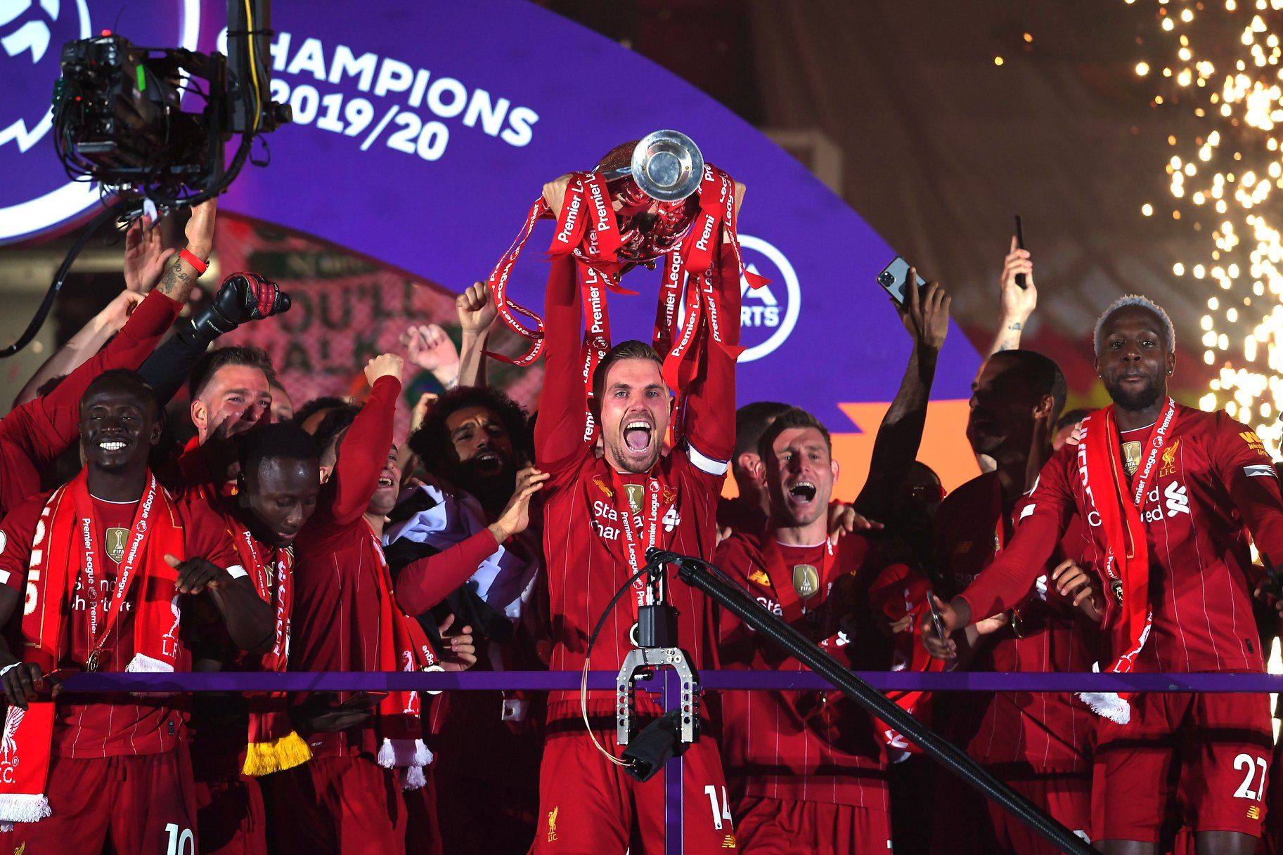 عميد ليفربول يكافأ بجائزة أفضل لاعب في البطولة الانجليزية