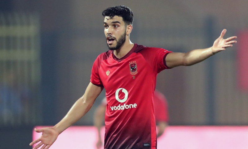 عميد منتخب الفراعنة يستغرب إبعاد أزارو عن الأهلي!