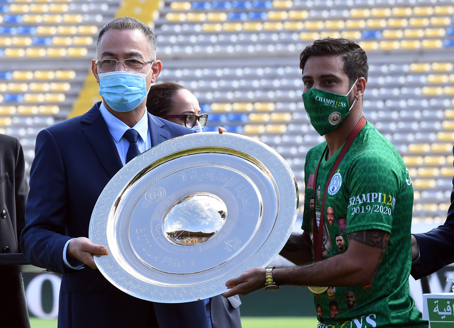 رئيس الجامعة الملكية المغربية لكرة القدم سلم الرجاء درع البطولة رقم 12