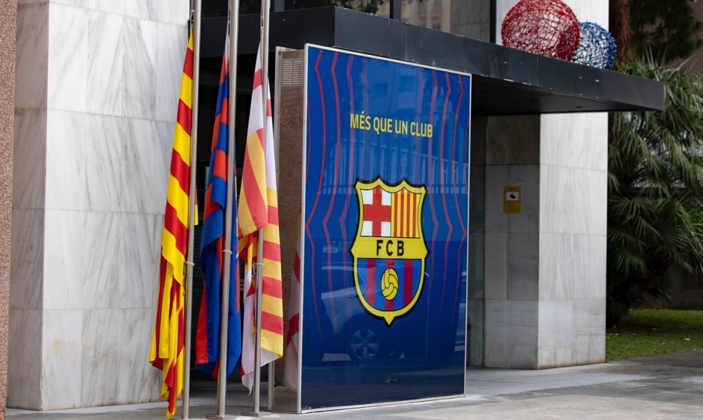 برشلونة ينكّس أعلامه حداداً على مارادونا