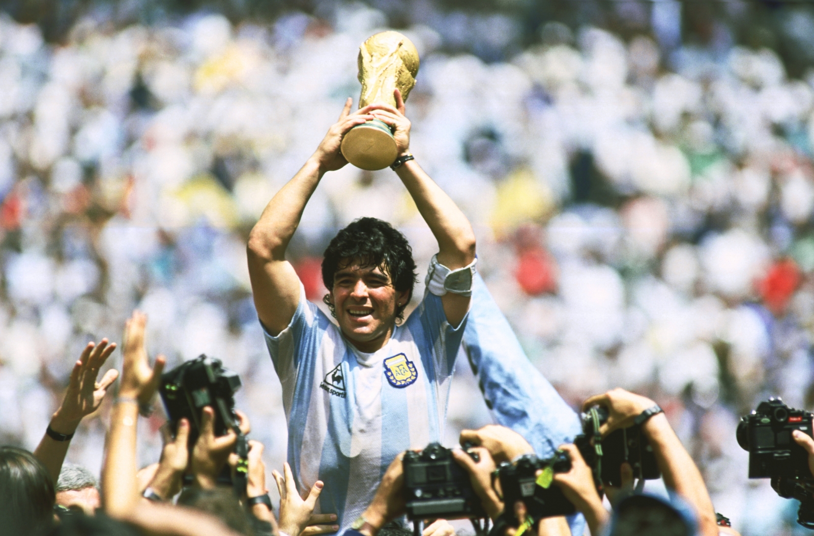 عالم كرة القدم ينعي وفاة الأسطورة الارجنتينية دييغو مارادونا