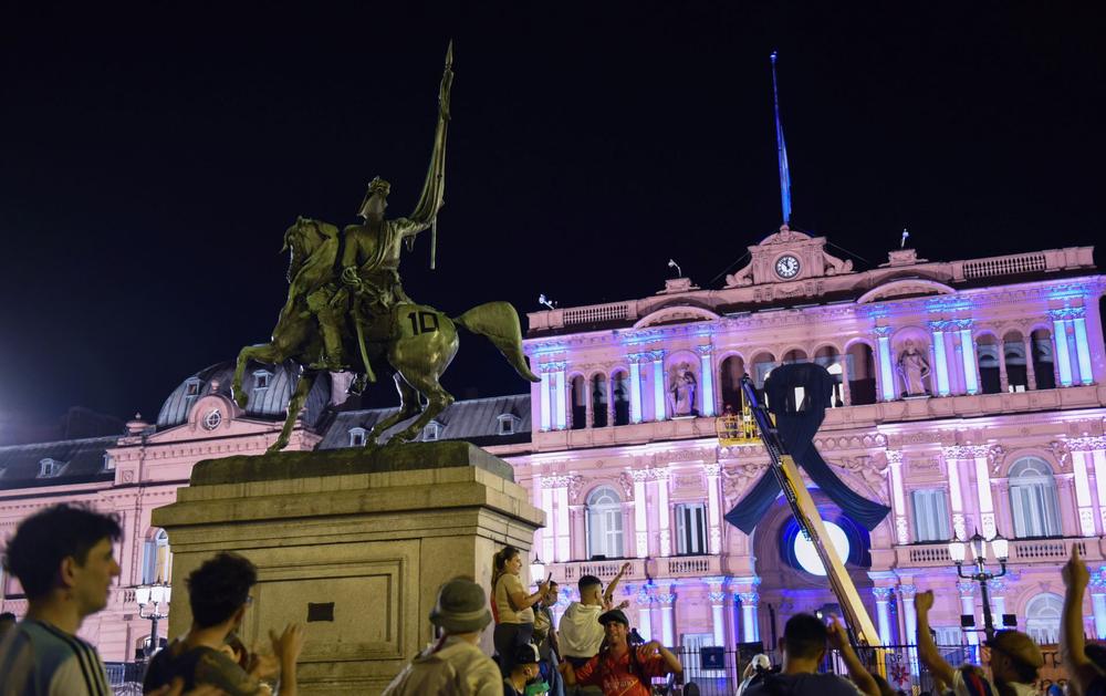 جثمان مارادونا يصل القصر الرئاسي للنظرة الأخيرة