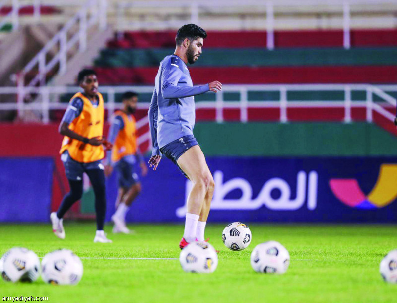 أزارو ينتظم في تدريبات الإتفاق بعد غياب طويل