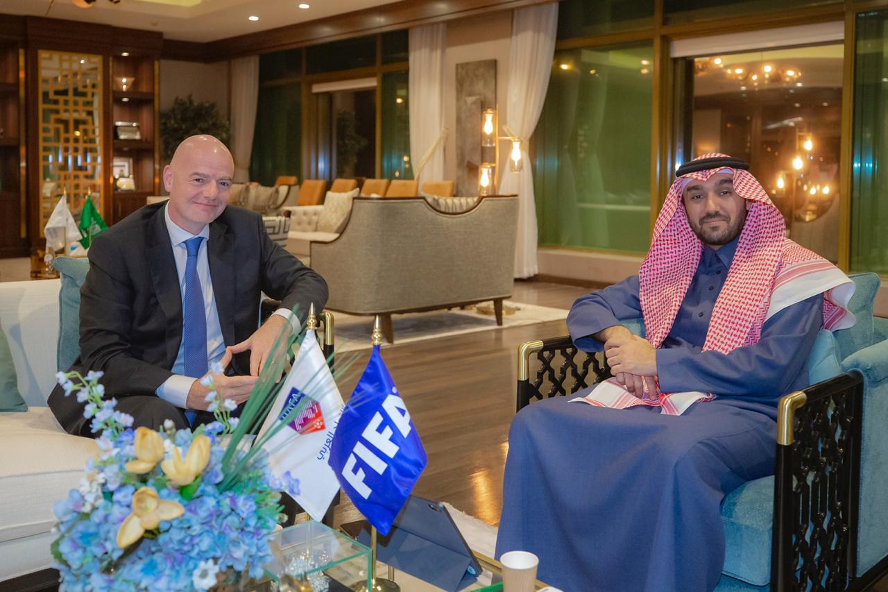  رئيس الاتحاد العربي يجتمع برئيس الفيفا لتنمية كرة القدم العربية