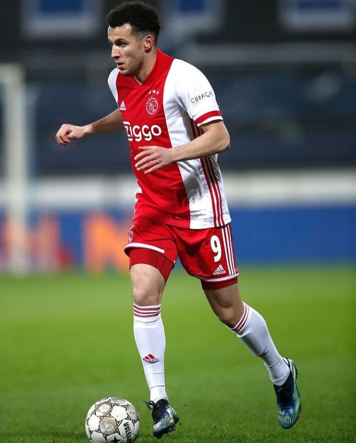 الادريسي يقطع مع اجاكس خطوة كبيرة نحو الربع