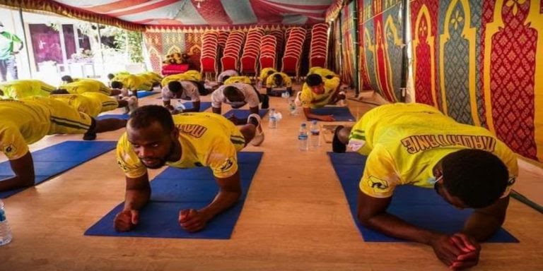 منتخب موريتانيا يتدرب في خيمة