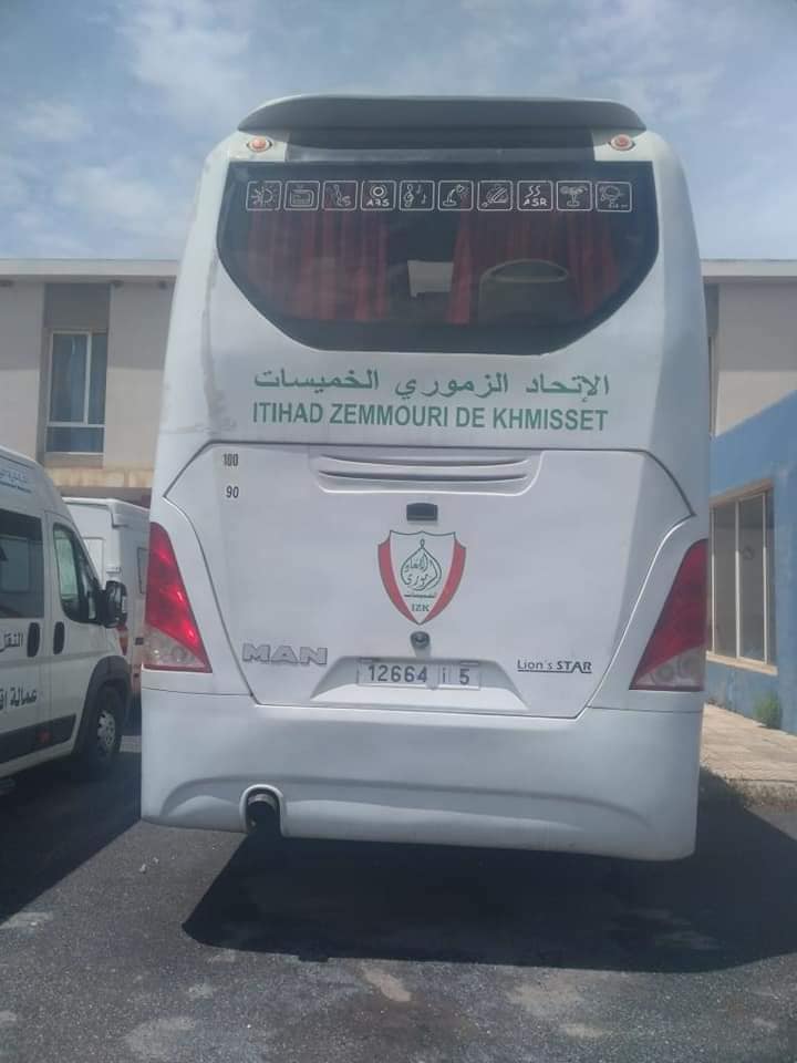 دولي سابق يحجز على حافلة الإتحاد الزموري