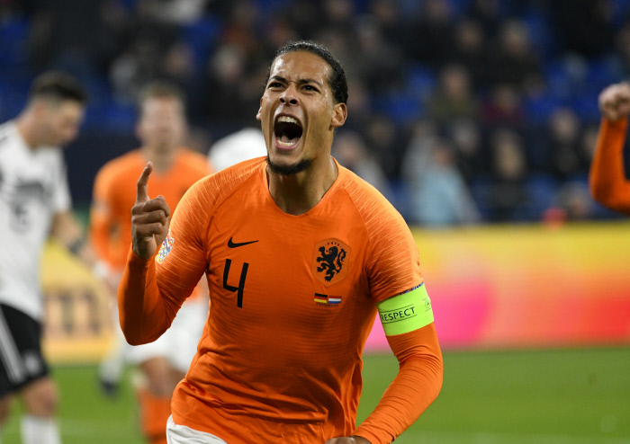 المدافع الهولندي فان دايك يعلن غيابه عن كأس أوروبا