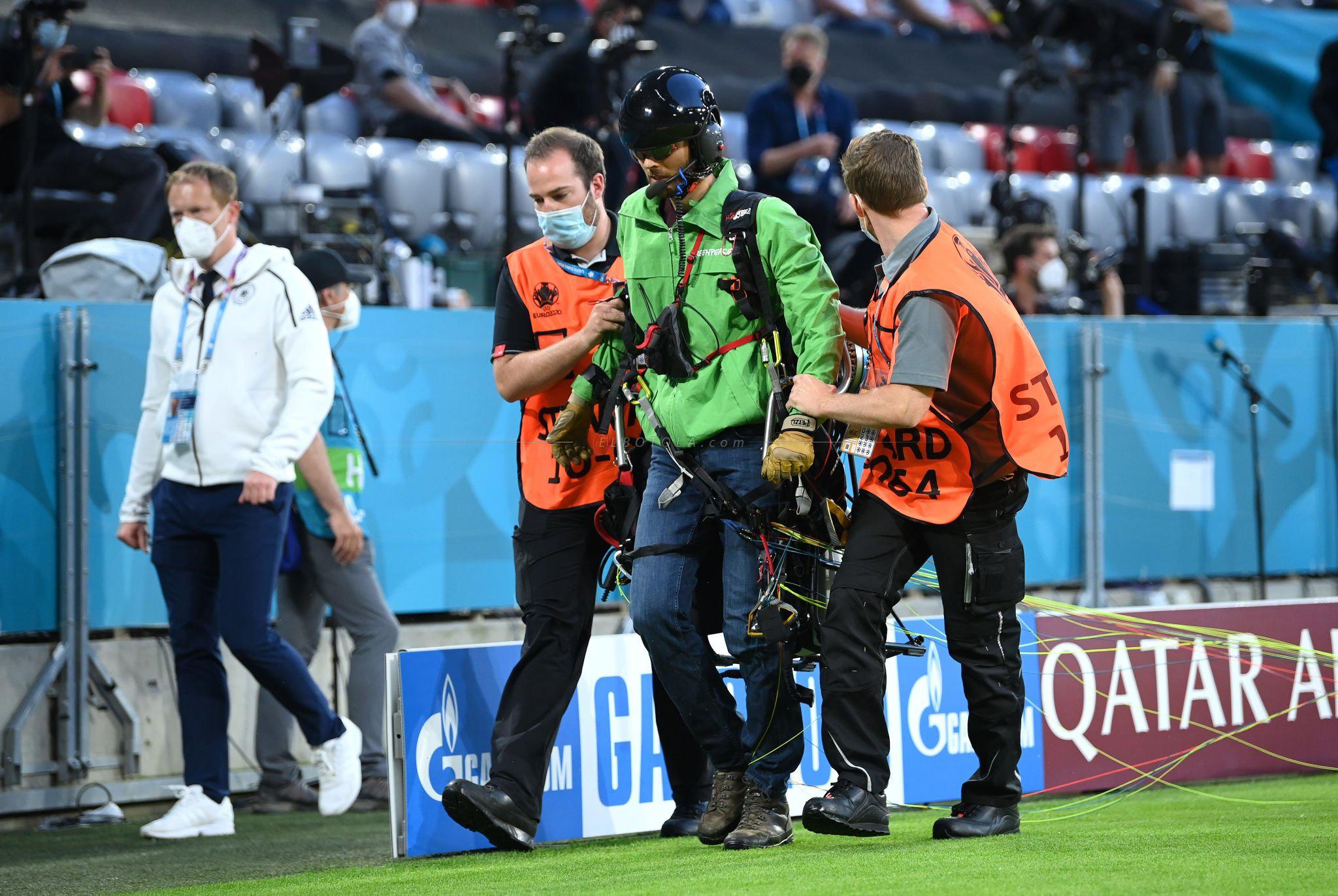 كأس أمم أوروبا: مظلي يحط بملعب  أليانز أرينا  ويتسبب في اصابة بعض الاشخاص