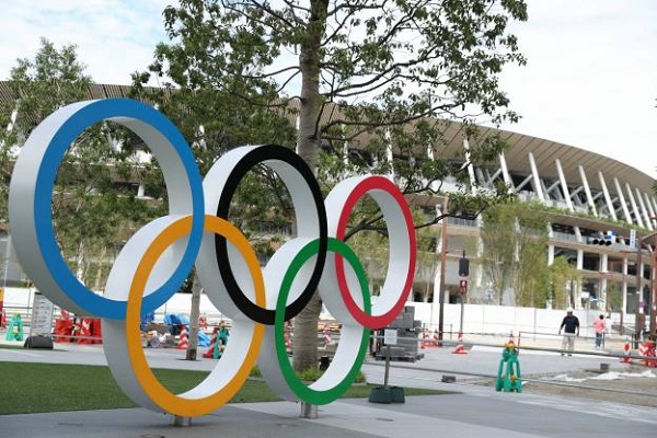 أولمبياد طوكيو: ألعاب من دون كحول وعناق... أو تشجيع وتوقيع!