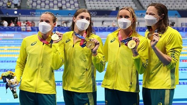 أولمبياد طوكيو (السباحة): فريق أستراليا للسيدات يحطم الرقم العالمي ويحرز ذهبية سباق التتابع 4 مرات 100 م سباحة حرة