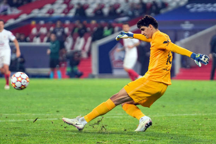 اشبيلية يحضر حارسه الصربي خلفا لبونو