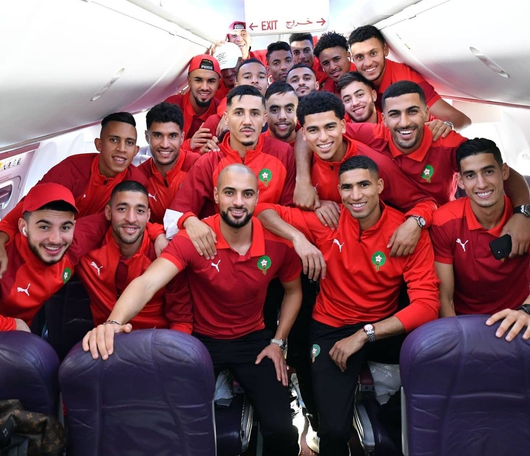 هذه حافلة الأسود في  الكان 