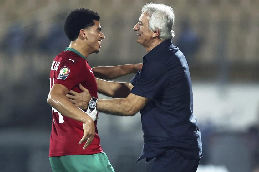 الناخب الوطني يحيي الجماهير المغربية في قلب الملعب