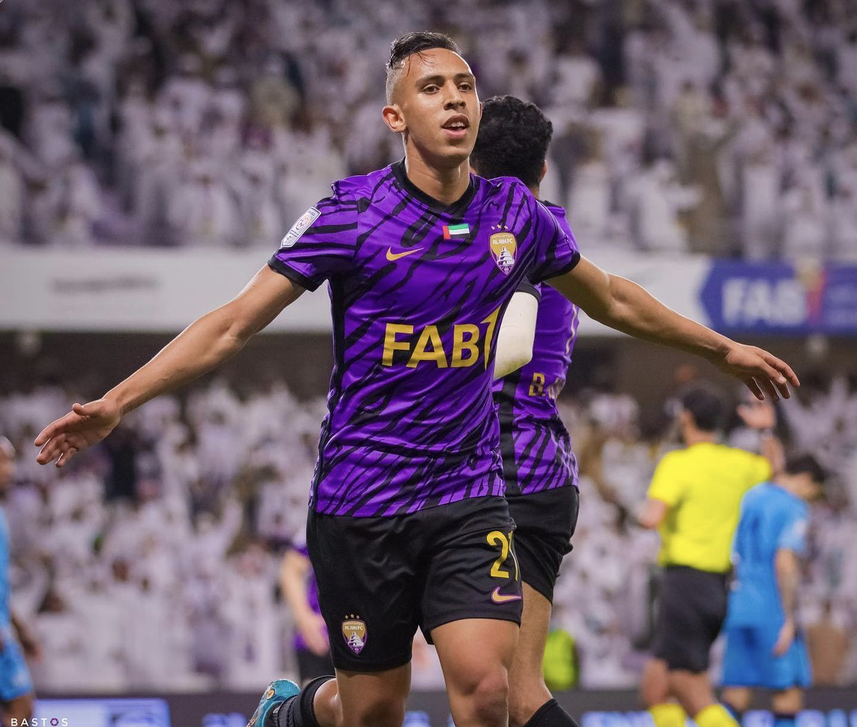 رحيمي يشيد بالجماهير المغربية بالإمارات