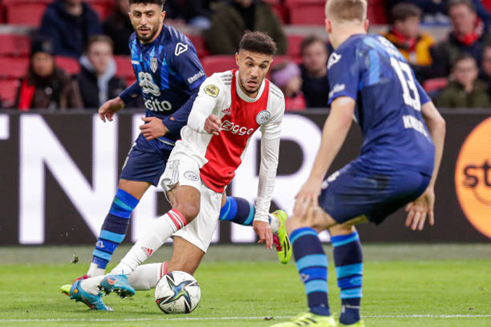 مزراوي تلقى الهدية من أبوخلال