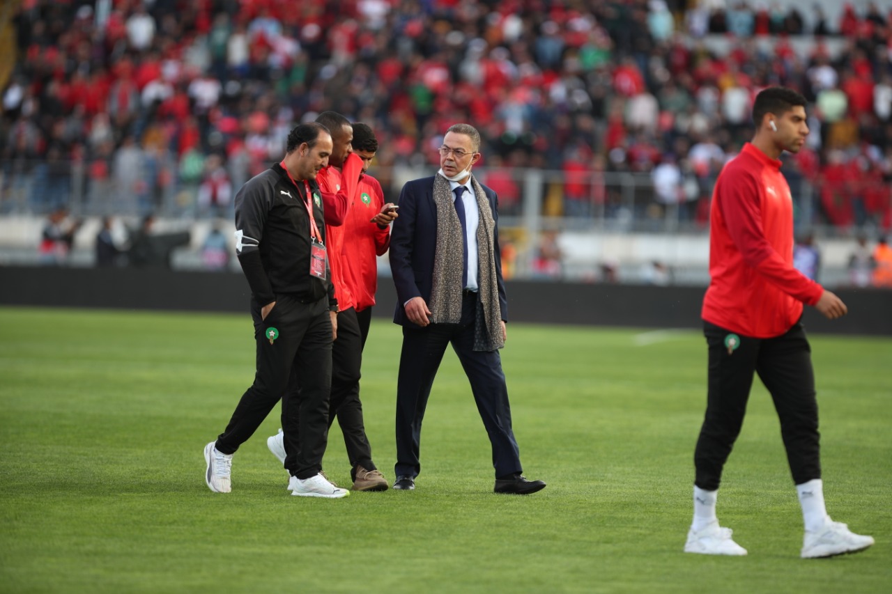 لقجع يدخل مع لاعبي الفريق الوطني لأرضية الميدان تحت تصفيقات الجماهير