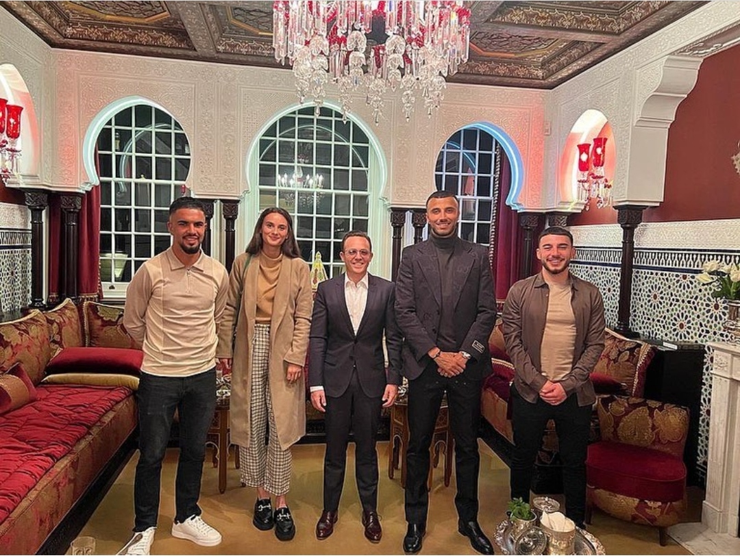 سفير المغرب ببريطانيا يستقبل لاعبي المنتخب الوطني ولاعبة المنتخب النسوي