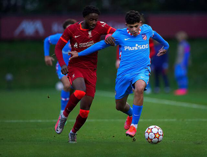 موهبة مغربية يمدد عقده مع أتلتيكو مدريد