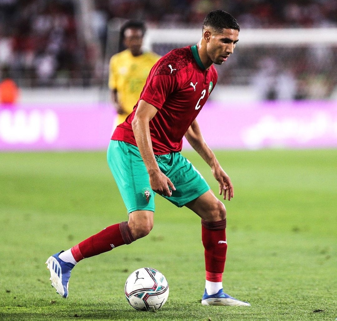 حكيمي يحتفل بالمباراة رقم 50 مع المنتخب الوطني