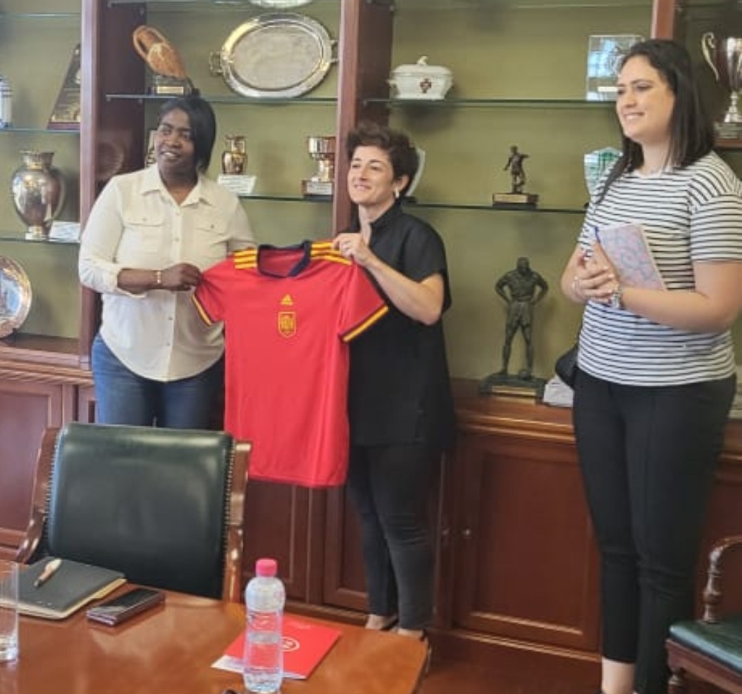 رئيسة العصبة الوطنية النسوية في زيارة للجامعة الاسبانية لكرة القدم