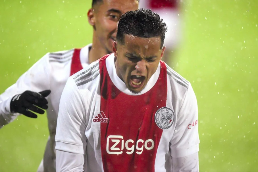 احتارين سجل هدفين واياكس خسر بخماسية