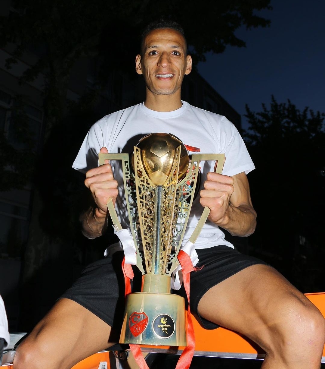 أسد مغربي ينتقل للشمال القطري