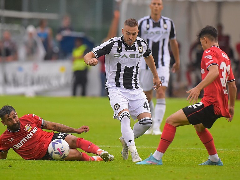 ثلاثة أسود تواجهوا في مباراة ودية