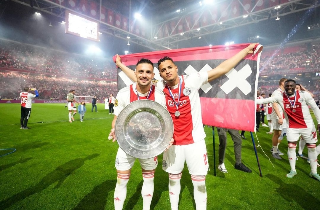 مدرب وعميد أجاكس ينفيان رفض اللاعبين تواجد إحتارين