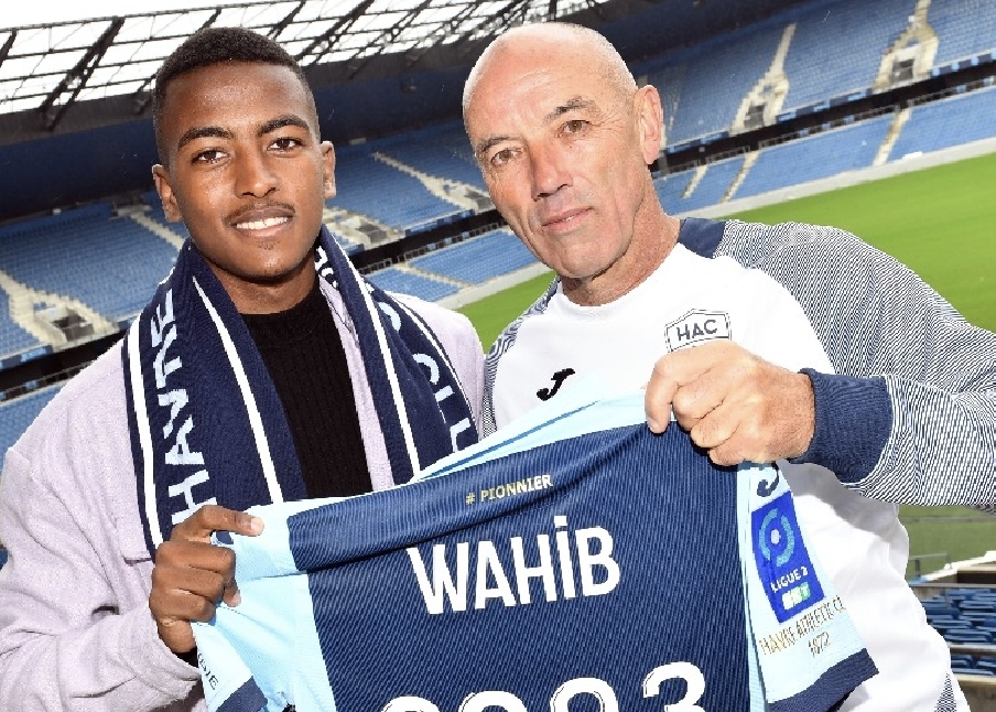 ظهير أيسر مغربي يجدد عقده مع ناد فرنسي